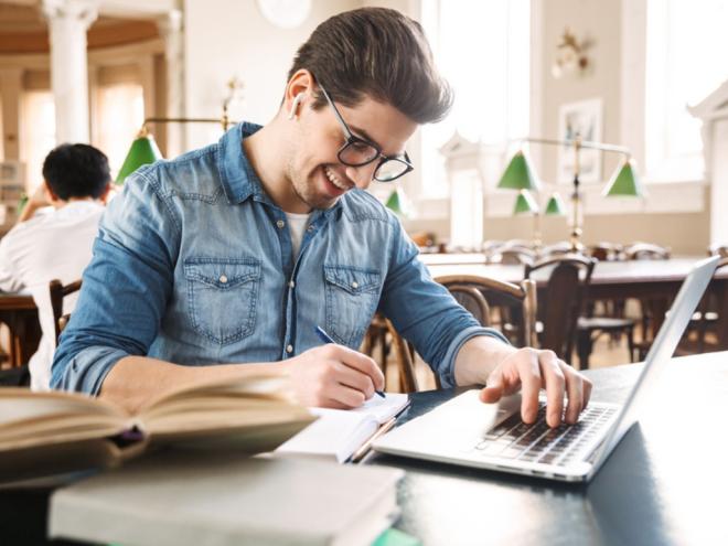 A Universidade Federal de Juiz de Fora (UFJF) está com inscrições abertas em diferentes cursos de graduação e pós-graduação gratuitos a distância