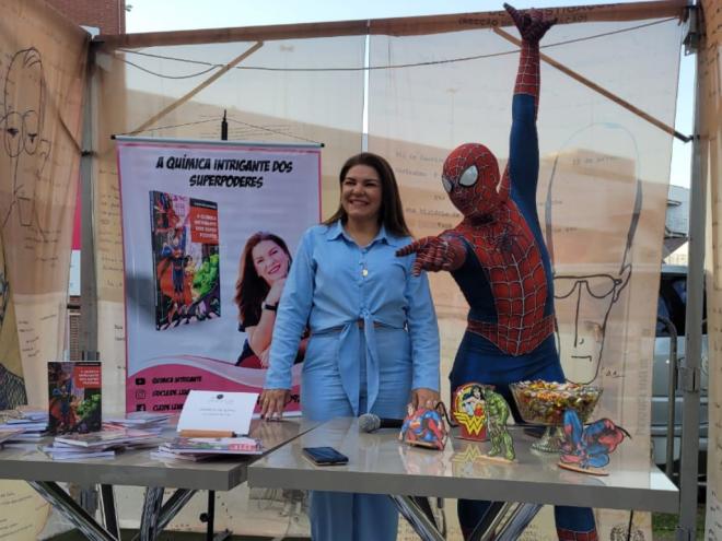 A professora Cleidilene Gonçalves promoveu o lançamento de ''A Química Intrigante dos Superpoderes'' no 13º Salão do Livro Vale do Aço
