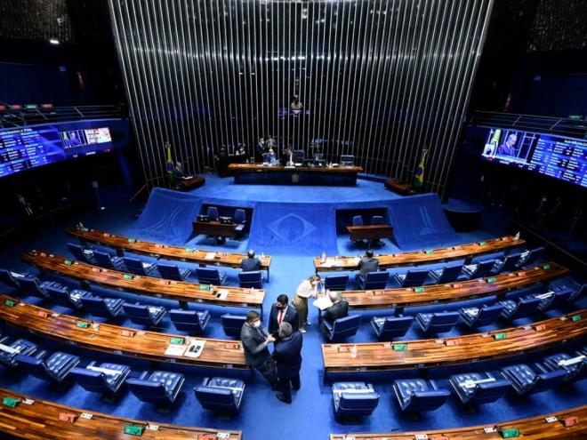 O ICMS incide sobre a circulação de mercadorias e sobre a prestação de serviços, como transporte interestadual e intermunicipal e comunicação