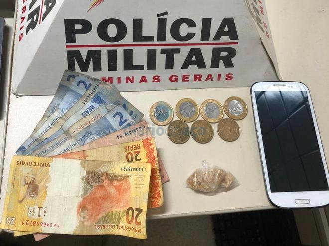 Os objetos apreendidos com o homem que estava com mandado de prisão expedido pela Justiça
