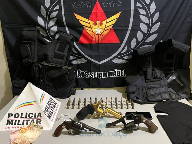 Entre os objetos apreendidos, um revólver dourado, o que chamou a atenção dos policiais