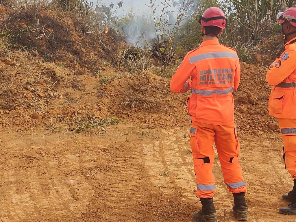 Bombeiros monitoram queima controlada para construir aceiro contra incêndios 
