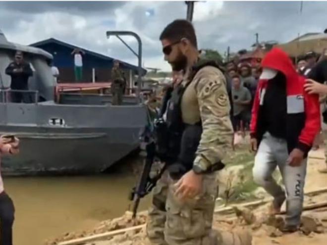 Encapuzado, pescador foi colocado em uma lancha e levado para o local onde os corpos de Dom Phillips e Bruno Pereira estariam 