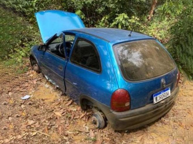 Corsa furtado nas proximidades da portaria da Usiminas dia 10 foi localizado depenado nesta quarta-feira em Santana do Paraíso 