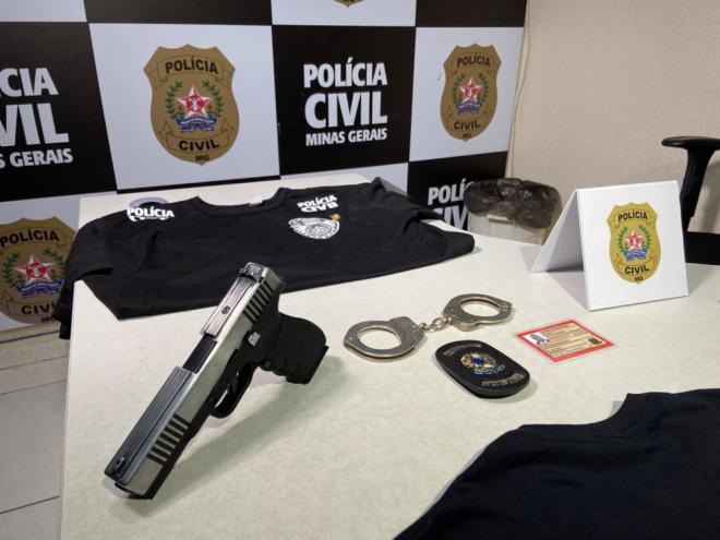 Homem foi conduzido à delegacia de polícia, onde prestou depoimento; Ele poderá responder pelos crimes de estelionato e por usar insígnias para obter vantagem ilícita