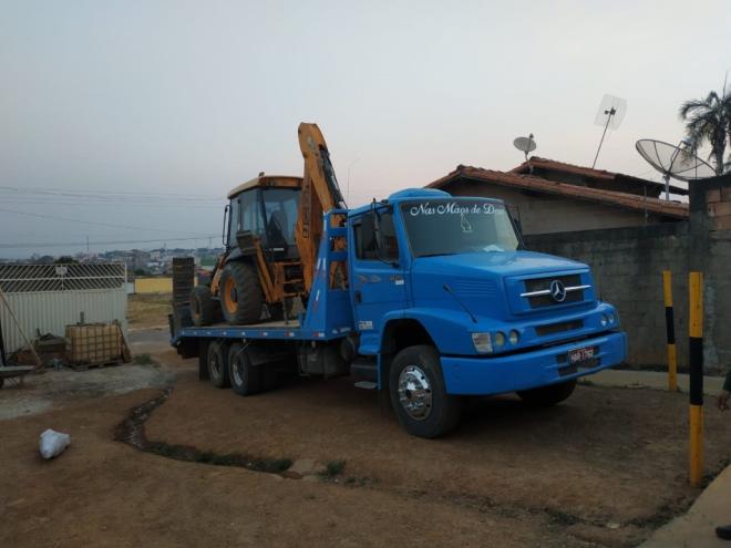 Caminhão prancha que transportava retroescavadeira 0km foi tomado em assalto em Antônio Dias e veículos foram recuperados pela PM nesta quarta-feira, a retro, em Ipatinga e o caminhão, em Periquito 
