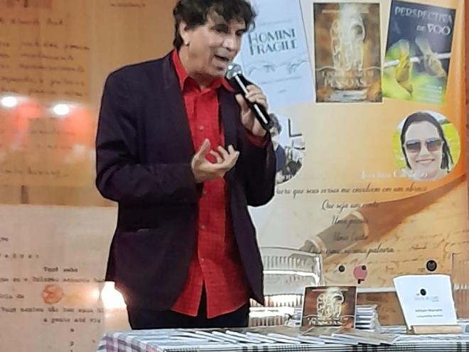 Adilson Mariano participou do lançamento de dois livros: contos da vida real