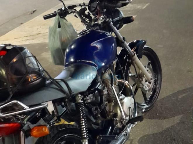 A moto roubada pelos dois criminosos que renderam a vítima no Jardim Panorama