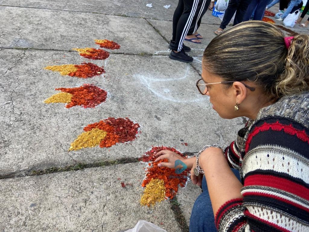Confecção dos tapetes envolve trabalho voluntário e materiais como serragem e casca de ovos