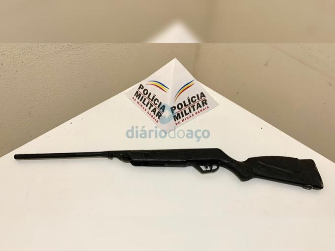A espingarda recebeu uma adaptação para ser utilizada com cartucho de calibre 22