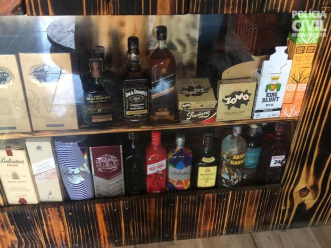 Em operação da PCMG foram apreendidas na capital várias garrafas de bebidas falsificadas e envasadas em garrafas de marcas famosas e caras 