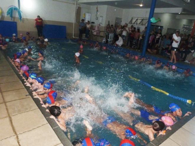 Podem participar crianças e adultos com qualquer nível de habilidade na água