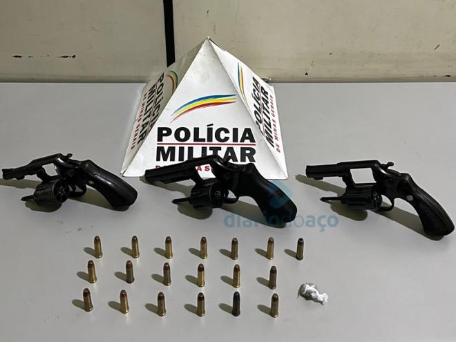Os três revólveres apreendidos durante a ocorrência policial iniciada depois de uma denúncia