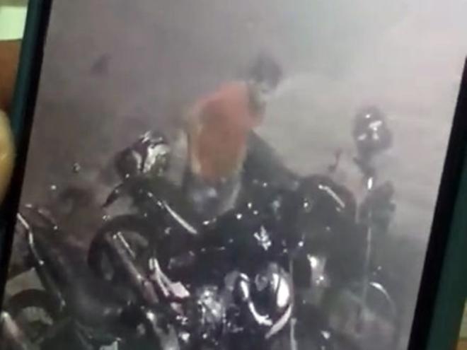 O momento que a moto da vítima é furtada no bairro Caravelas