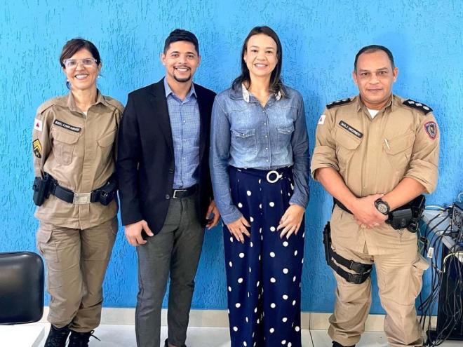 Da esquerda para direita: Sargento Lindamar, que atua na PPVD; Gilberto Sousa, presidente da OAB Jovem Timóteo; Cristiana Miranda, presidente da 115ª Subseção de Timóteo e Major Werner Pereira, comandante da 85ª CIA 