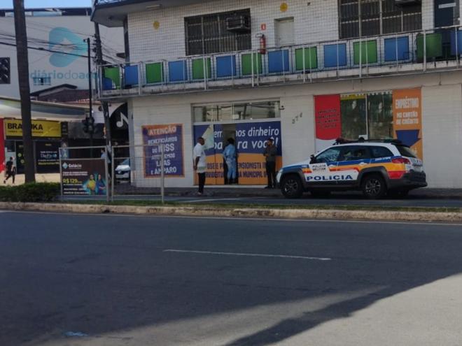 Criminosos aproveitaram-se do feriado de quinta-feira, quando as ruas ficaram vazias e arrombaram a financeira 