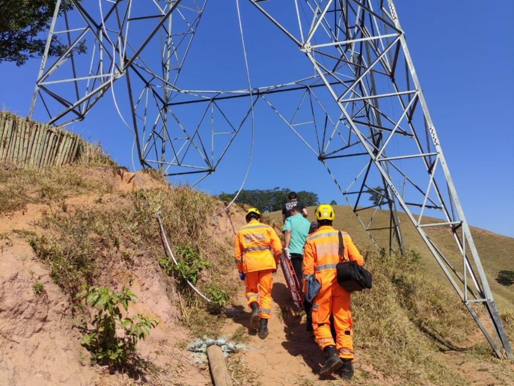Um vaqueiro passou pelo local de difícil acesso e encontrou o corpo sob a torre de transmissão 