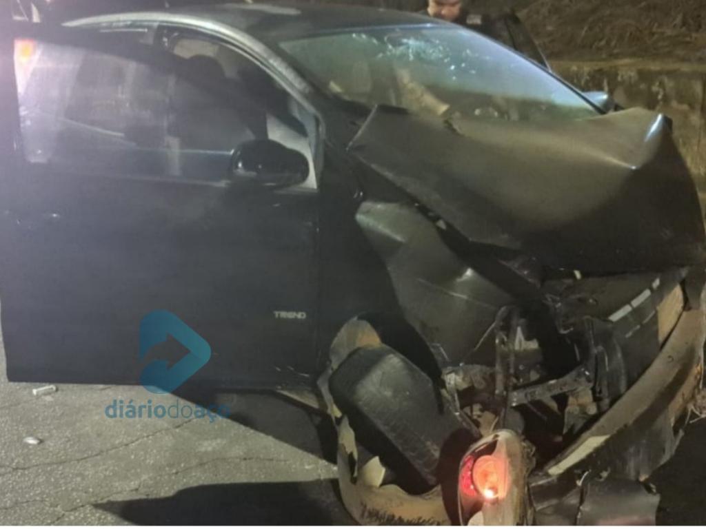 A parte frontal do veículo ficou bastante danificada