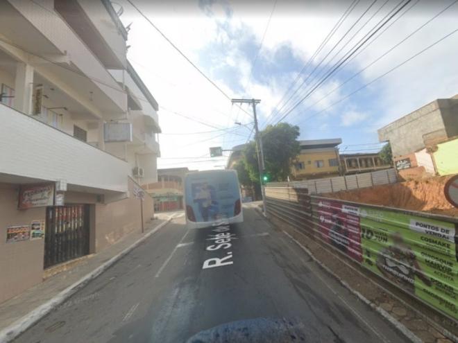 Motorista contou que seu carro estava estacionado próximo ao semáforo na rua Sete de Setembro