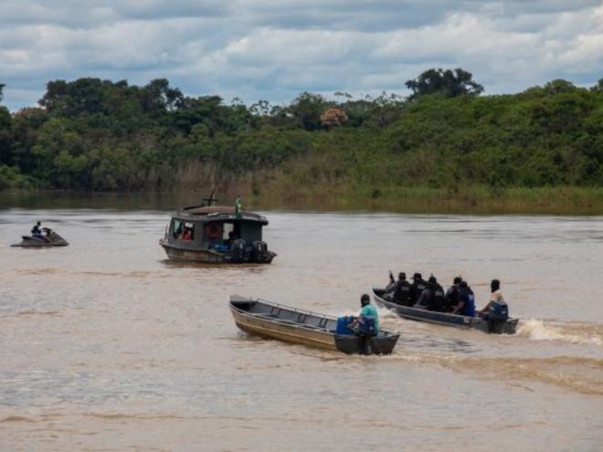 A embarcação foi localizada a cerca de 20 metros de profundidade, afundada com sacos de areia