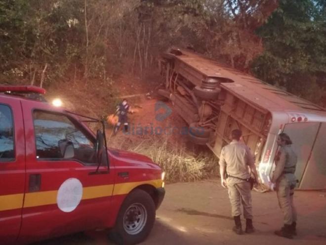 O ônibus tombou em um trecho da rodovia conhecido pelos inúmeros acidentes graves