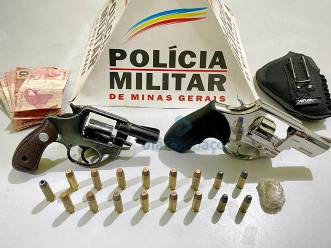 Os dois revólveres apreendidos durante o cerco policial no bairro Esperança, em Ipatinga