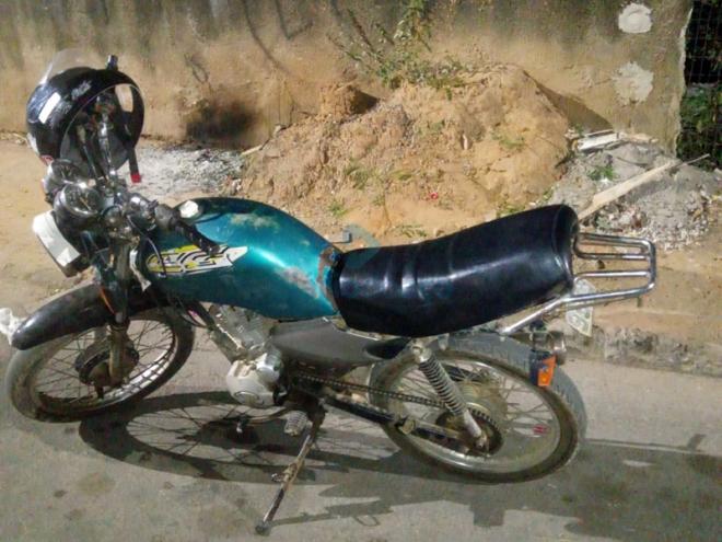 A motocicleta estava com o farol apagado, além do piloto não estar utilizando o capacete