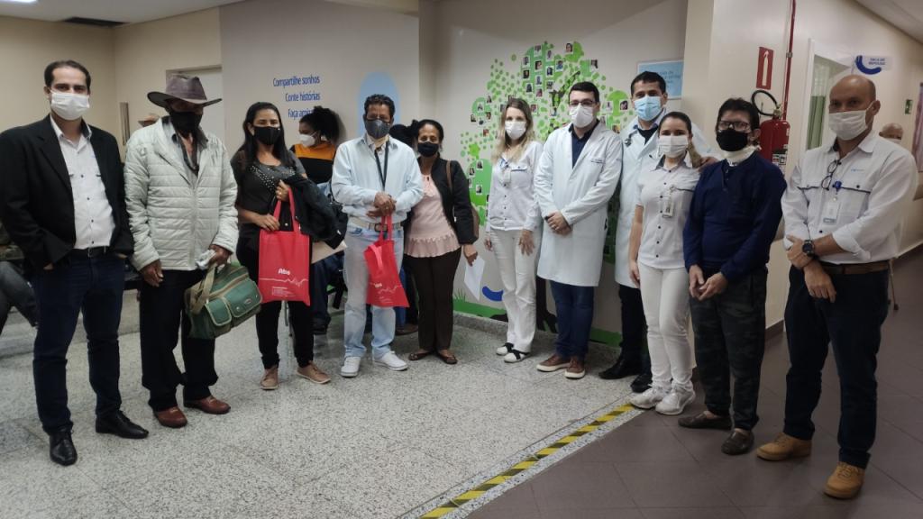 pacientes e equipe da oncologia mais o médico cirurgião de cabeça e pescoço Clineu Gaspar Hernandes Jr.