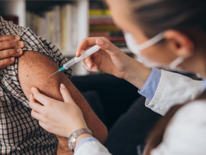 A recomendação é que a imunização seja feita com as vacinas da Pfizer, AstraZeneca ou Janssen, quatro meses após a aplicação do primeiro reforço