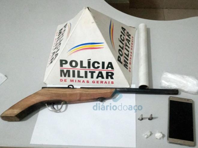 Os objetos apreendidos com o assassino confesso do homicídio, preso no bairro Nova Esperança
