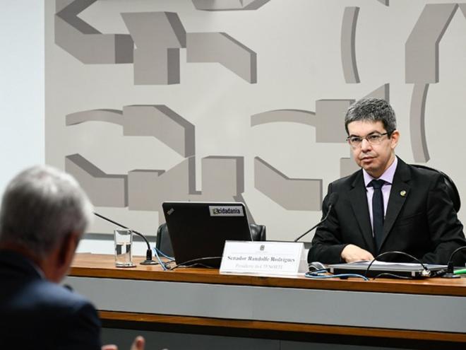 Randolfe é presidente da comissão  Fonte: Agência Senado