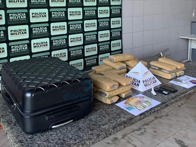 As 23 barras de maconha estavam dentro de uma mala, conforme informou a Polícia Militar