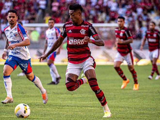 Bruno Henrique só voltará a jogar em meados do ano que vem