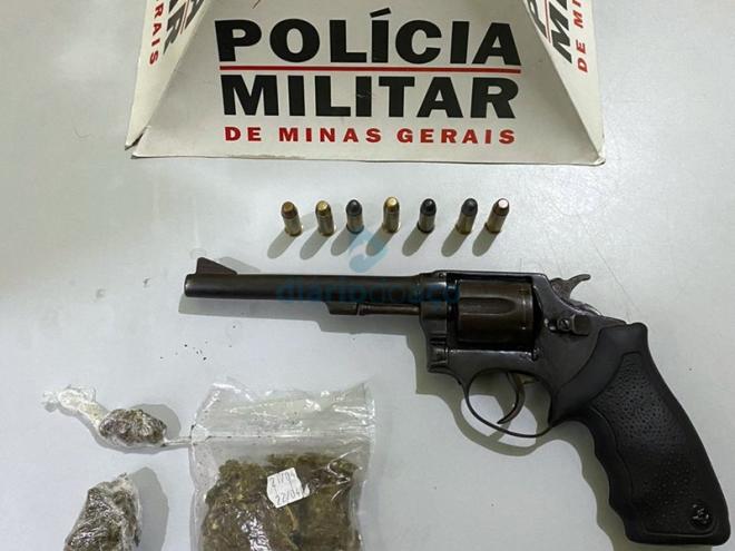 O revólver, munição e porções de maconha apreendidos pelos PMs ao abordar dois suspeitos