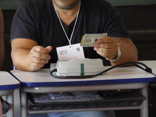 Em regra, qualquer brasileiro que esteja em situação cadastral regular junto à Justiça Eleitoral e seja maior de 18 anos pode ser mesário