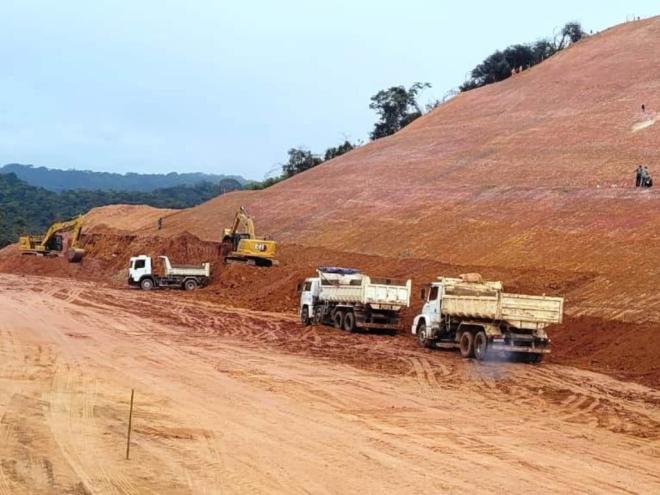 Em janeiro deste ano houve um deslizamento de talude no km 321 da BR-381, em Nova Era, que destruiu mais de 100 metros da pista 