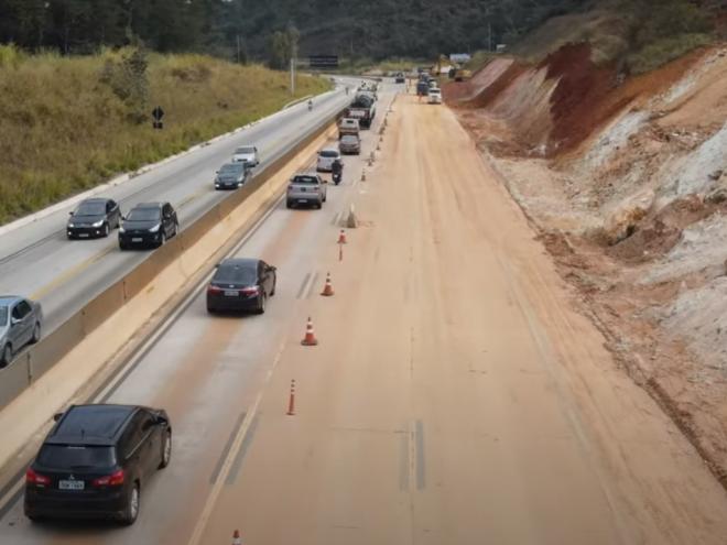 No Km 404 da BR-381, em Bom Jesus do Amparo, apenas a pista sentido à capital mineira está com uma faixa 