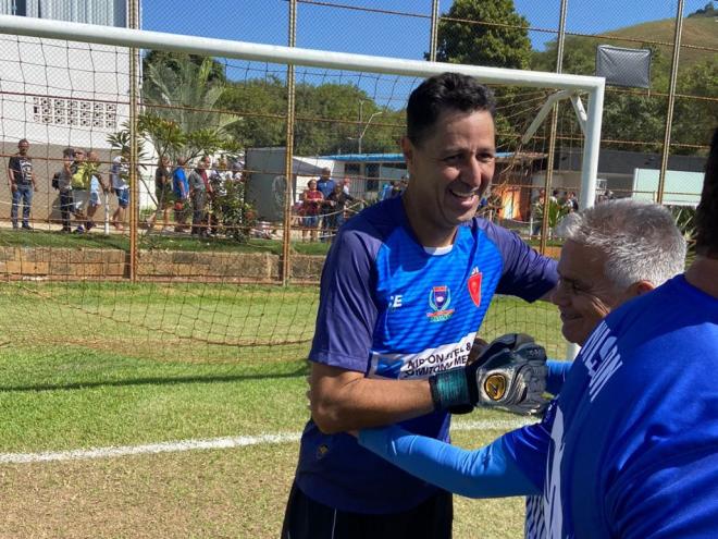 O goleiro Pintinho, atuando pelo Ipaba, é uma das atrações do super sênior