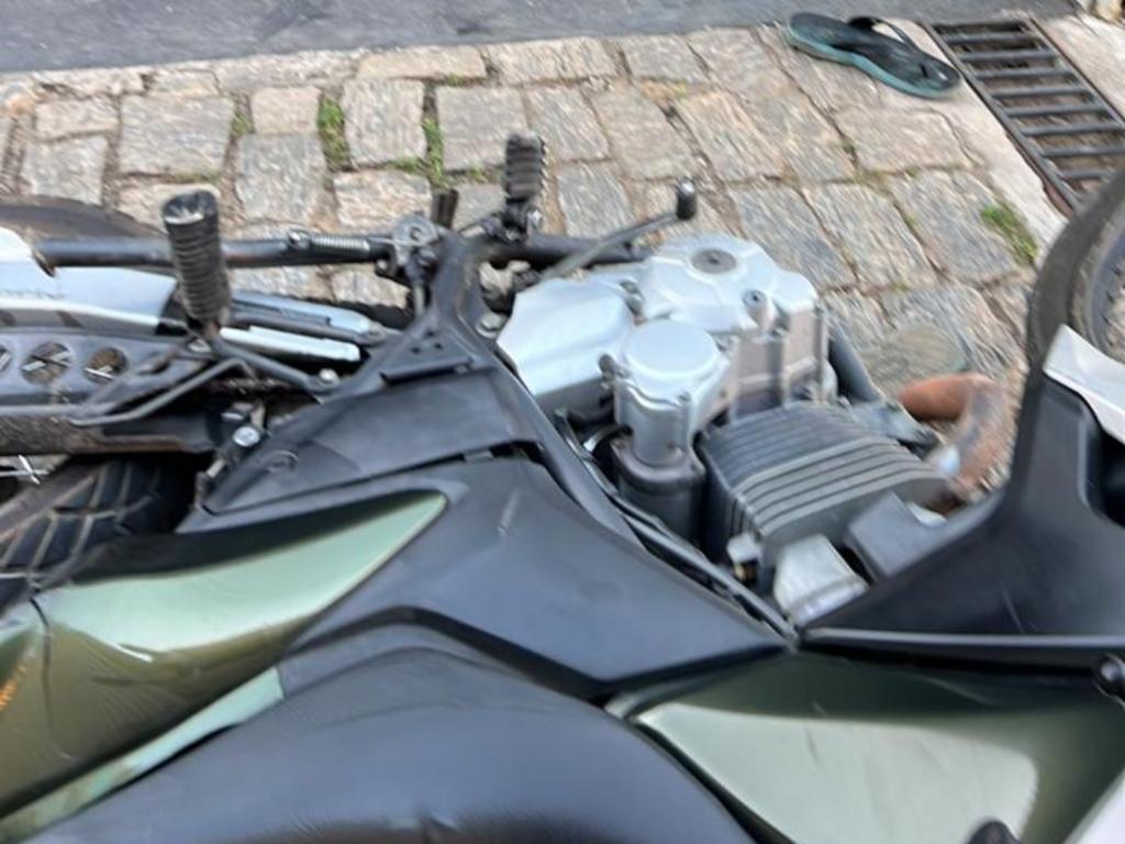A moto usada no assalto é essa Honda XRE 300, encontrada caída na entrada da empresa 