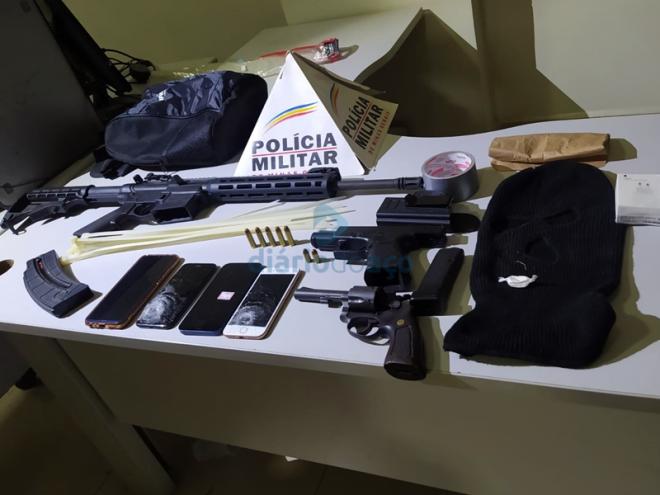 Os PMs recolheram o revólver usado pelos assaltantes e ainda a pistola de calibre 380 e uma carabina de calibre 22 do comerciante