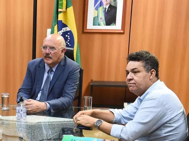 O ministro da Educação, Milton Ribeiro, com o pastor Arilton Moura, um dos acusados de pedir barras de ouro em troca de verbas da educação