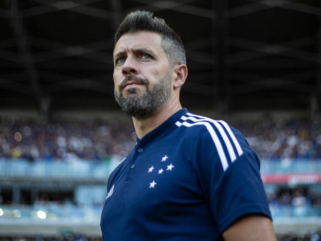 Paulo Pezzolano relacionou 21 jogadores do Cruzeiro para a partida