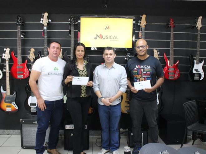 A ganhadora do 4º prêmio, R$ 1.000, Maria Vera Lúcia, relatou que quando fez sua compra na Musical Presentes e recebeu seu cupom da campanha Amor Premiado - Foto Divulgação Aciapi-CDL