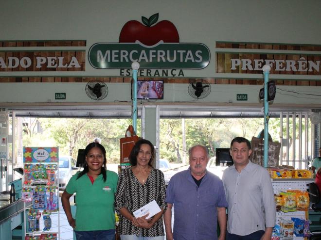 A ganhadora do 3º prêmio, no valor de R$ 1.000, Djelcy Santos, fez sua compra no Mercafrutas - Foto Divulgação Aciapi-CDL