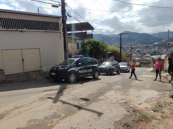 Os policiais cumpriram mandados de busca e apreensão, além de prisão para dois suspeitos de tráfico