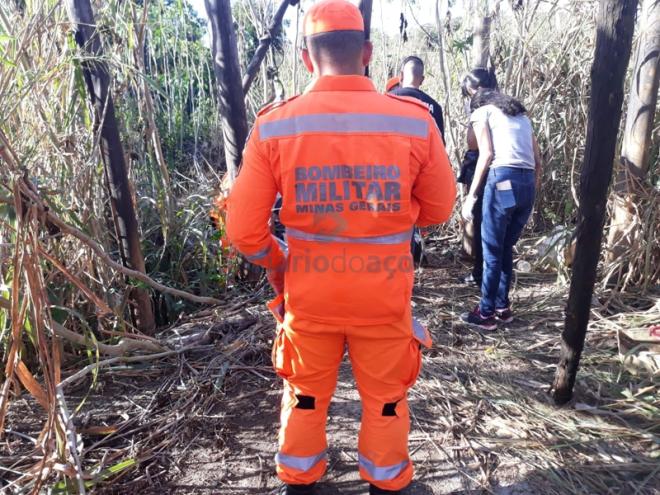 O cadáver estava parcialmente carbonizado e em adiantado estado de decomposição