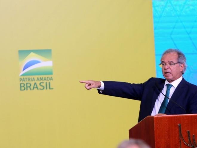 O Pix Caminhoneiro, de R$ 1.000, cobre a alta do preço do diesel, segundo o ministro da Economia Paulo Guedes; governo espera gastar R$ 20 bilhões em recursos 