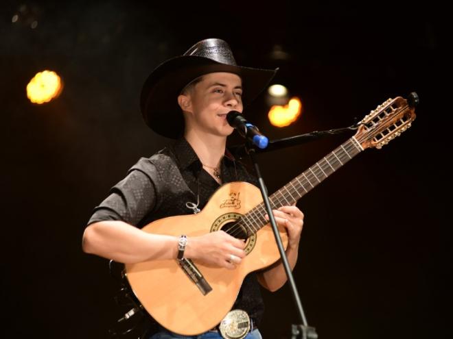 O violeiro Hyuri Luna abre as apresentações musicais na Serra da Viúva