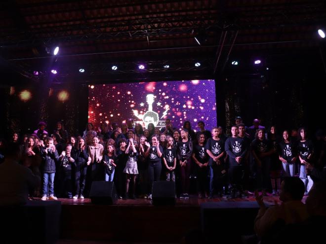 Os alunos fizeram show para comemorar os 20 anos da Fundação e homenagear Nando Reis