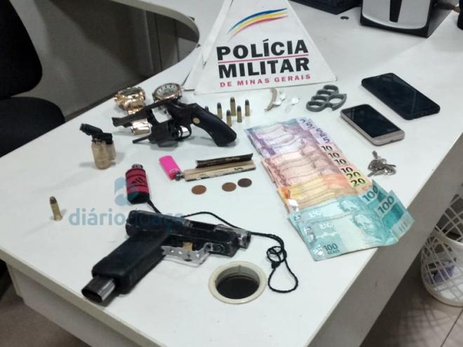 As duas armas de fogo, porções de drogas, soco inglês e outros objetos apreendidos pelos PMs